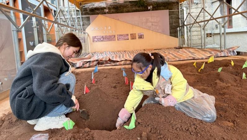 知的好奇心溢れる旅行者が増え、人気高まる「知識型体験                    重慶市渝中区の解放碑商業圏にあるコーヒー教室では、中国各地から来た受講者が一生懸命ラテアートの練習をしていた。責任者の鄭欣楽さんは、「教室では以前は、バリスタだけを対象にしていたものの、多くの旅行者や愛好者のニーズを満たすべく、2025年に2‐3時間の初心者向けコースを新設し、修了後に『愛好者証書』を発行している。わずか1年で、1000人以上に証書を授与してきた」とした。詳細>