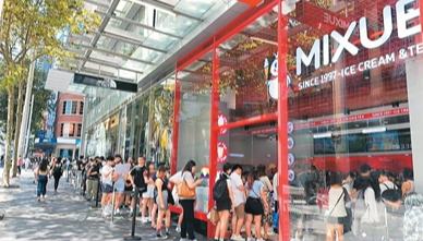 行列の先に中国のティードリンク店あり！海外市場で中国の新タイプ茶飲料が大人気                    中国チェーンストア経営協会は今年4月、「2026年中国飲食・新タイプ茶飲料海外進出ブランドトップ50」を発表した。それによると、新タイプ茶飲料ブランドでは、蜜雪氷城（MIXUE）の海外店舗が4000店を超え、覇王茶姫（CHAGEE）も海外店舗が200店を超えた。詳細>