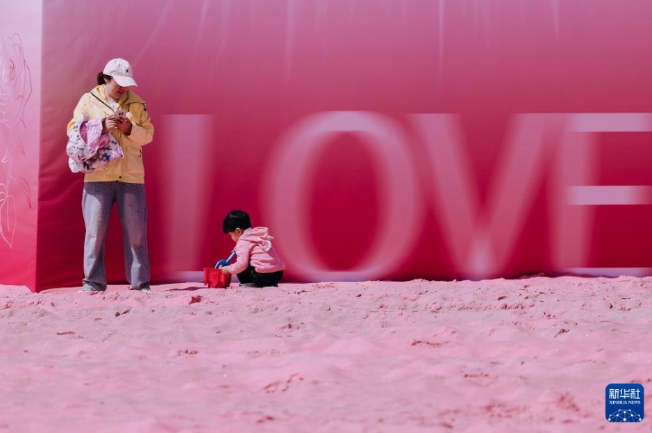 都市を「カラーウォーク」で巡り、「癒やしの色」を探す若者たち