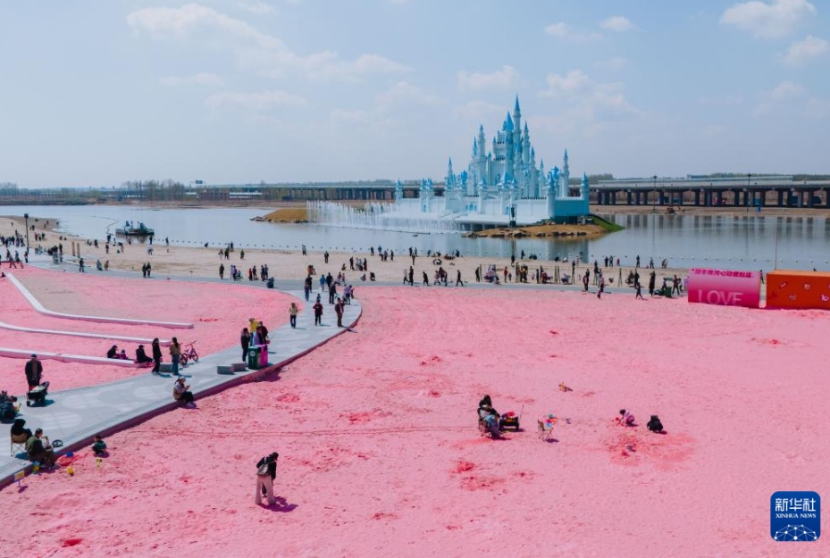 都市を「カラーウォーク」で巡り、「癒やしの色」を探す若者たち