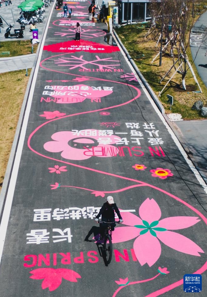 都市を「カラーウォーク」で巡り、「癒やしの色」を探す若者たち