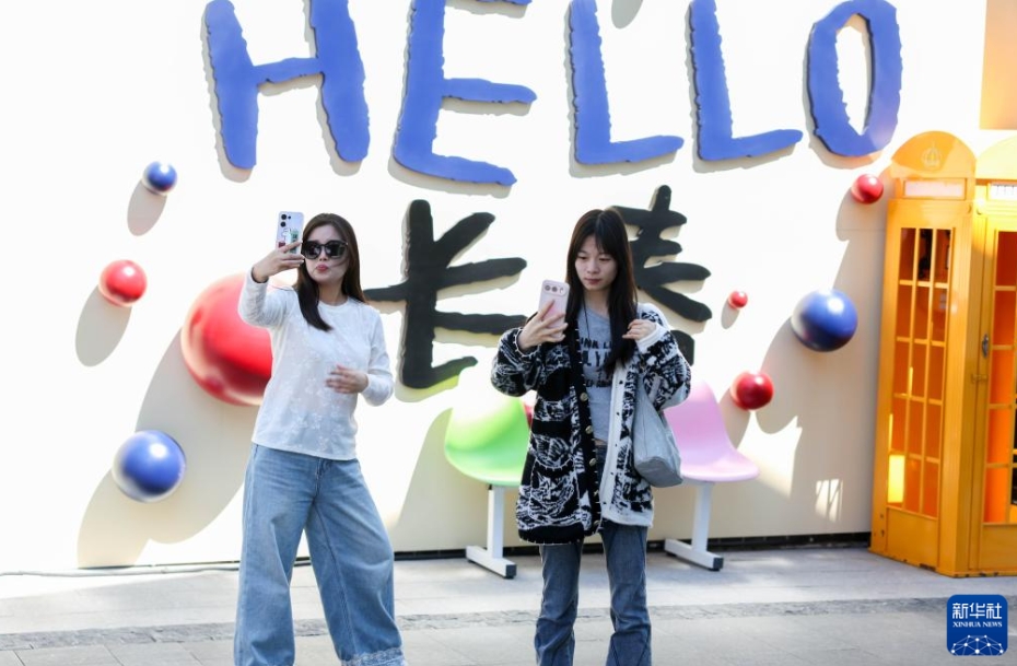 都市を「カラーウォーク」で巡り、「癒やしの色」を探す若者たち