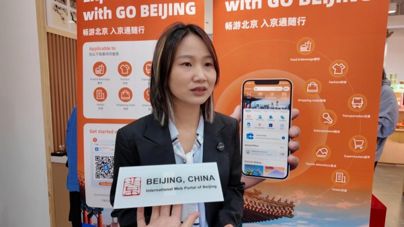 「入京通GO BEIJING」について説明する支付宝海外版の運営専門家・洪暁燕氏（撮影・董博佳）。