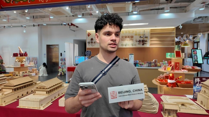 インタビューに答えるブラジル人のHumbertoさん（撮影・董博佳）。