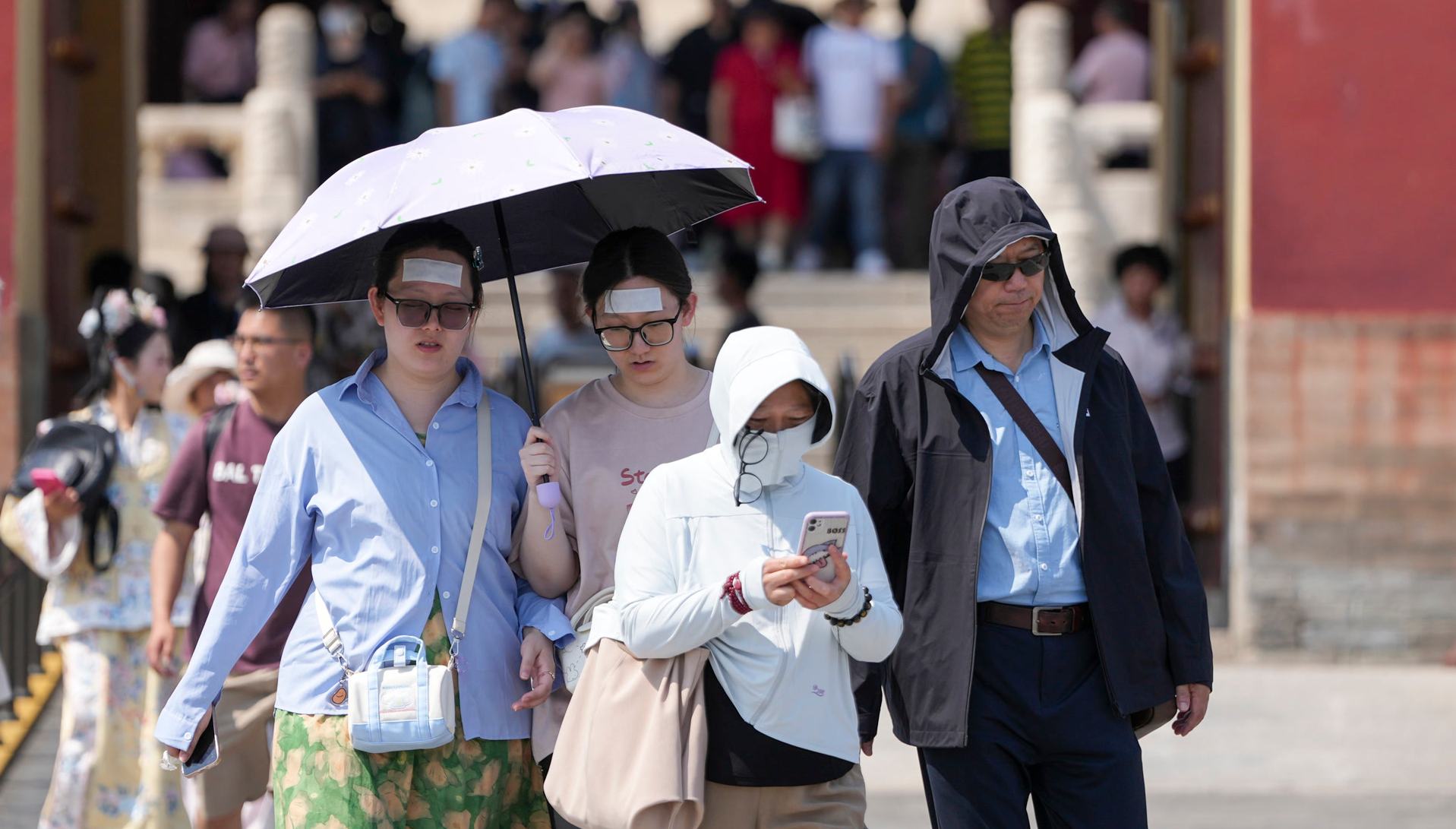 中国各地で気温が急上昇へ　今年も酷暑に？                    「中央気象台の予報によると、この先数日間にわたり、中国の多くの地域で気温が目に見えて上昇し、「夏の暑さ」がその勢力を北へと広げ、多くの地域で30度を超える高温になるとしている。世界気象機関（WMO）は、過去に世界の気温を史上最高まで押し上げたエルニーニョ現象が今夏に再発生すると予測している。詳細>