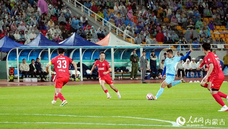 2026年内蒙古自治区サッカースーパーリーグが開幕                    内蒙古（内モンゴル）自治区の呼和浩特（フフホト）市で5月15日夜、小雨が降る中、2026年内蒙古自治区サッカースーパーリーグが開幕した。詳細>