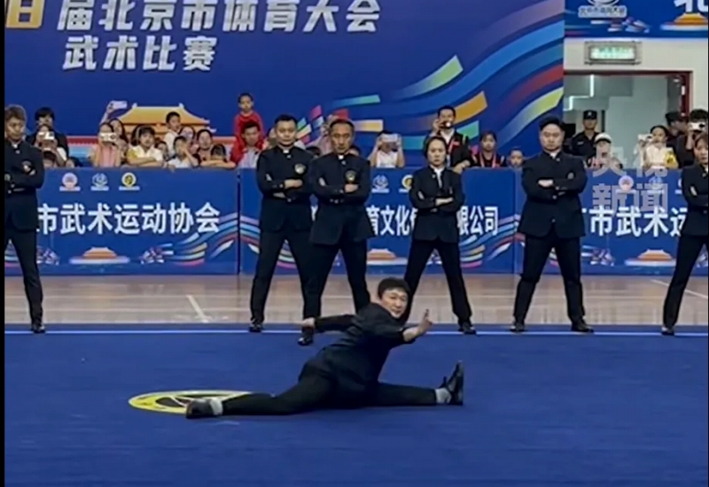 動画で180度開脚などの演武を披露した2008年北京五輪の中国武術総合種目の金メダリストで、首都体育学院の趙慶建准教授。