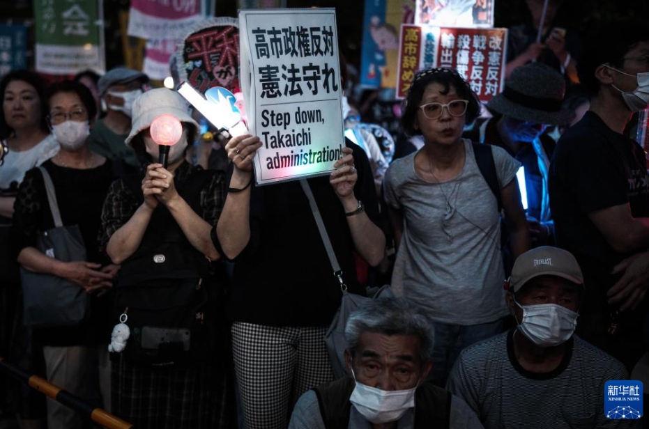 東京の国会議事堂前で1万人が「平和憲法」の改憲に抗議　日本