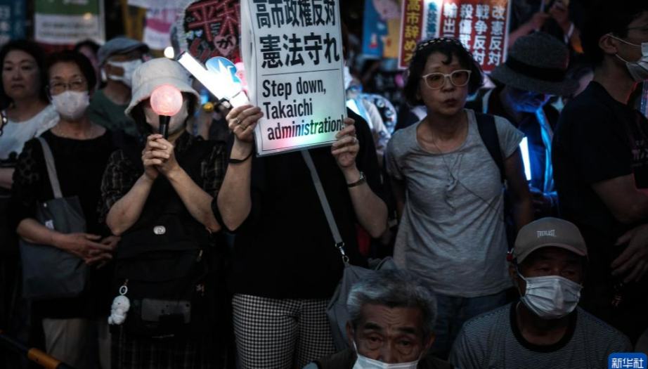 東京の国会議事堂前で1万人が「平和憲法」の改憲に抗議　日本                    高市政権が進める憲法改正や武器輸出拡大を含む軍拡の動きに反対する集会が今月19日夕方、東京の国会議事堂前で行われた。詳細>