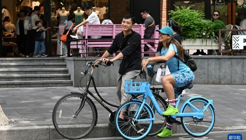 サイクリング観光を通して外国人に上海を紹介するインバウンド観光プランナー・劉礼超さん                    「China Travel（中国旅行）」がトレンドとなっているのを背景に、インバウンド観光の人気も高まり、上海から中国に入国する外国人がますます増えている。詳細>