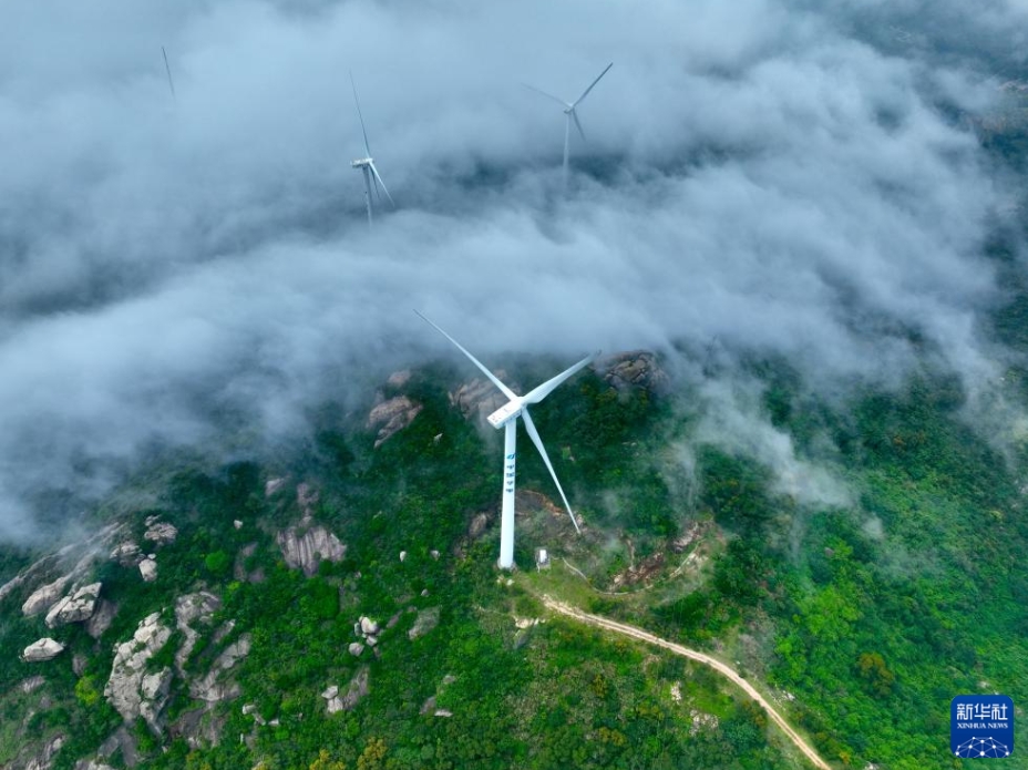 雲海に見え隠れする風力発電機　福建省連江