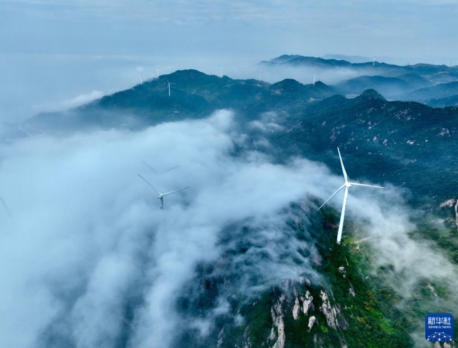 雲海に見え隠れする風力発電機　福建省連江
