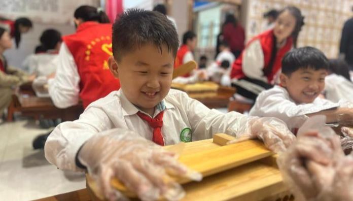 小学生が中医薬作りを体験！　山西省                    6月1日の「国際子供の日」を前に、山西省の中医薬大学中医薬博物館では5月27日、中医薬文化体験イベントを開催した。詳細>