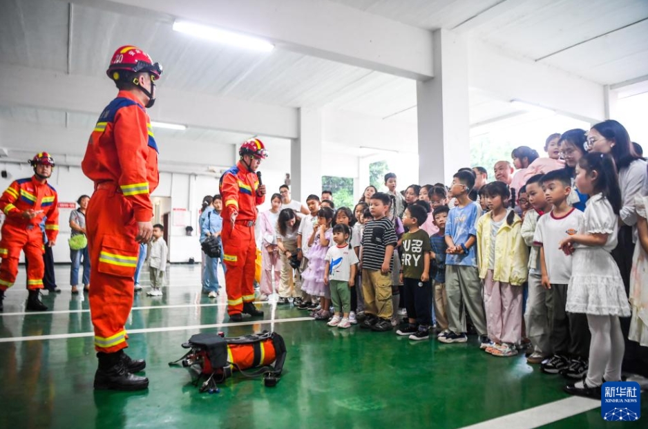 消防隊で迎える「国際子供の日」　重慶