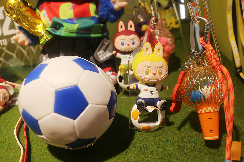 FIFA2026年W杯とポップマート「ラブブ」アートトイのコラボ製品が登場