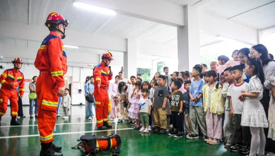 消防隊で迎える「国際子供の日」　重慶                    重慶市の中国石化川維化工消防支隊の営舎で「国際児童節（国際子供の日）」だった6月1日に、親子オープンデーイベントが行われた。詳細>