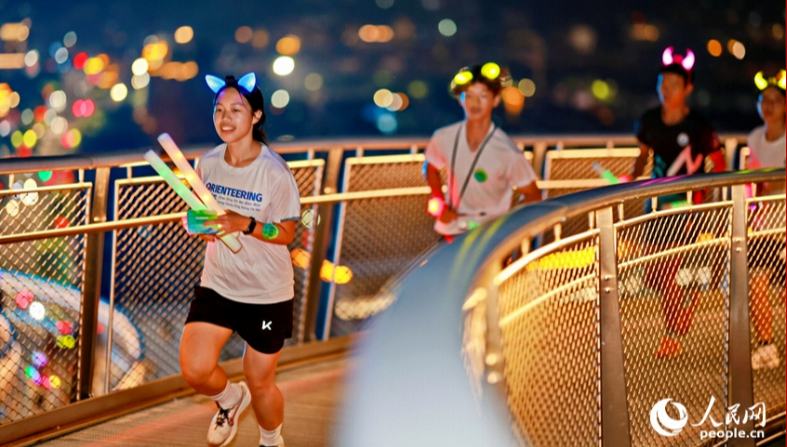人気が高まりつつある夏の「夜ラン」　江西省崇義                    江西省贛州市崇義県のランドマークである「都市森林空間」ではこのところ、ランニングコースで夜のランニング「夜ラン」を楽しむアウトドアスポーツ好きの姿を数多く目にすることができる。詳細>