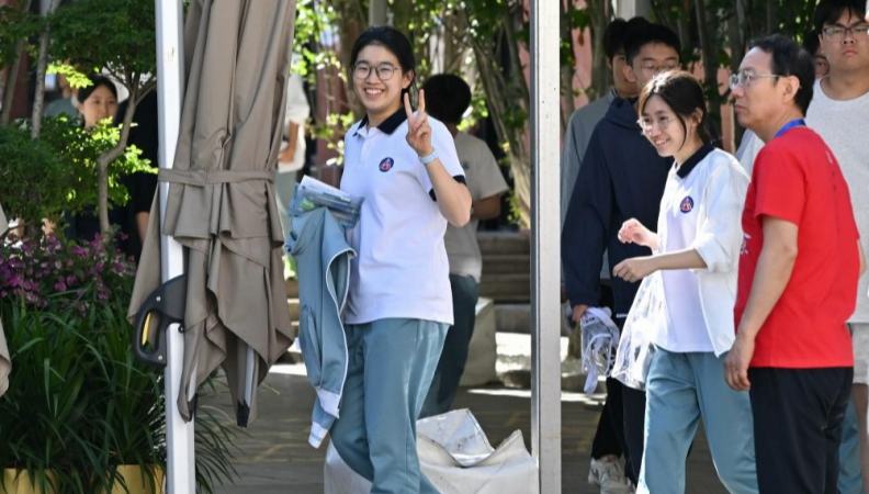 中国大学統一入学試験が7日にスタート　試験会場7981ヶ所で1290万人が受験                    今年の中国大学統一入学試験（通称「高考」）が今月7日に始まった。今年の受験申込者数は1290万人で、中国各地に試験会場が7981ヶ所、受験用の教室34万8000室が設置された。初日の科目は語文（中国語）と数学だった。詳細>