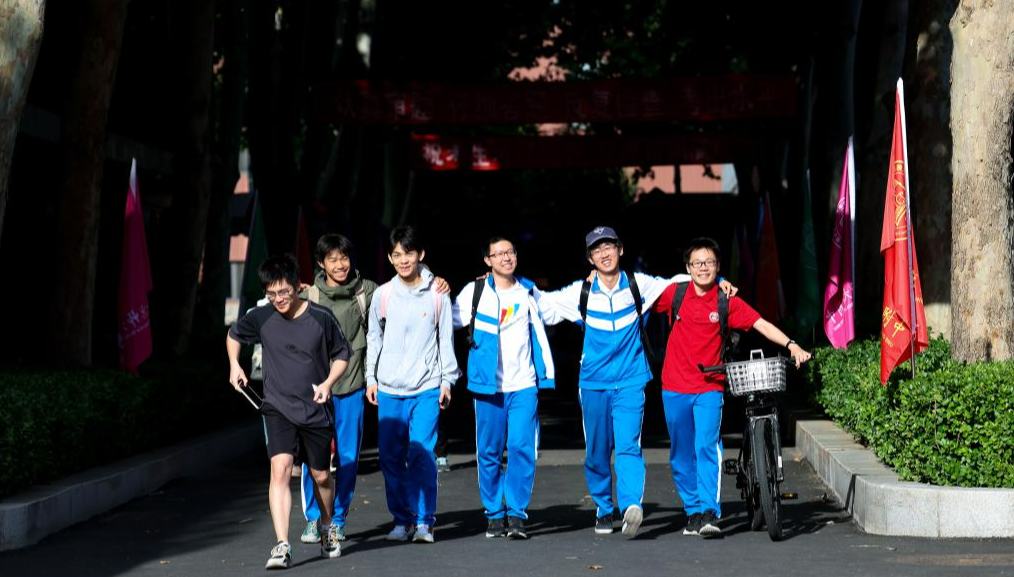 2026年中国大学統一入学試験が終了                    最終試験の終了を告げるチャイムが6月10日に鳴り、2026年中国大学統一入学試験（通称「高考」）が無事終了した。詳細>
