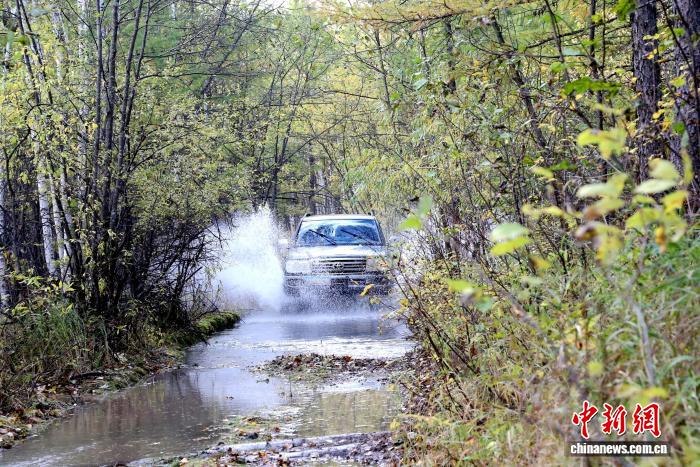 「中国で最も寒い村」の森林を走り抜けるオフロード車（画像提供・呼中区党委員会宣伝部）。