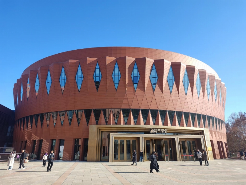 清華大学キャンパス内にある新清華学堂（資料写真、撮影・曹坤）。