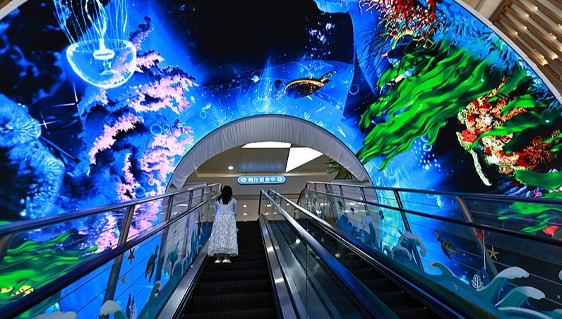 瀋海高速道路の山東日照サービスエリアに海をテーマにしたスペース誕生                    山東省日照市にある、遼寧省瀋陽と海南省海口を結ぶ瀋海高速道路の日照サービスエリアに新しく誕生した海をテーマにしたスペースが7月2日、新たな人気フォトスポットとなっていた。詳細>