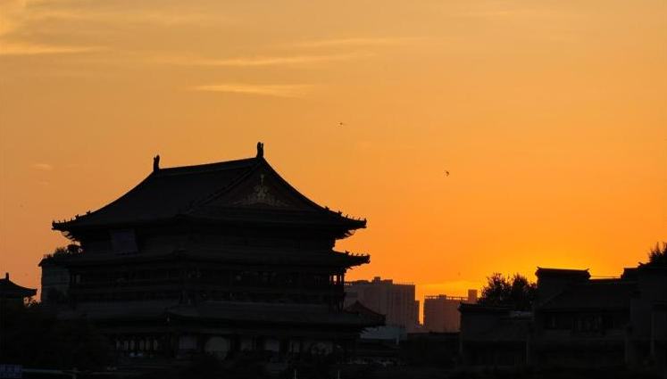 夕日が彩る長安　陝西省西安市                    陝西省西安市の鐘楼・鼓楼には7月5日の夕暮れ、夕日が織りなす絶景が広がり、空を温もりある黄金色に染めていた。詳細>