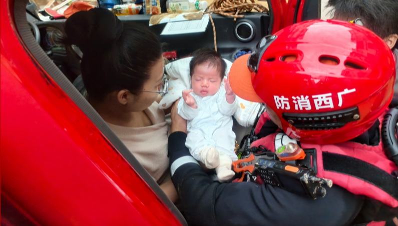 消防隊員が水害現場から新生児を救助　広西                    広西壮（チワン）族自治区百色市の消防隊員が7月8日、同自治区横州市雲表鎮で捜索・救助活動を進めていたところ、若い男性が隊員に駆け寄ってきて、自宅が洪水で浸水してしまい、家族全員の食料や水が不足していること、特に生後20日の新生児の粉ミルクなどの物資が不足して困っていると焦りを禁じ得ない様子で訴えた。詳細>