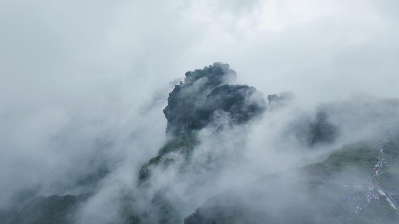 雲と霧に包まれた世界自然遺産の梵浄山景勝地(撮影・常沙)。