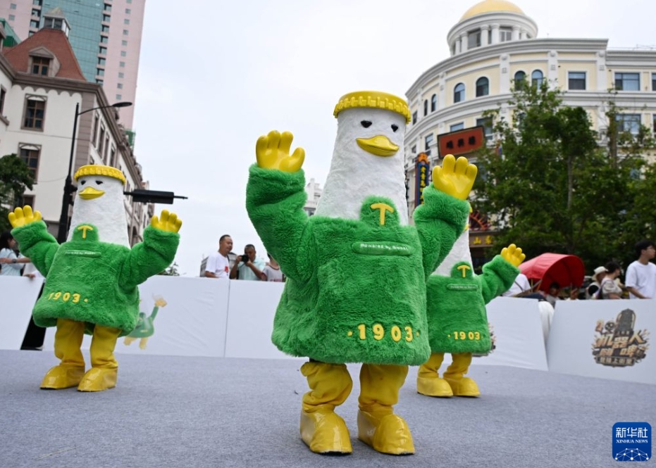 ビール祭りを盛り上げる「エンボディドAI」　山東省青島