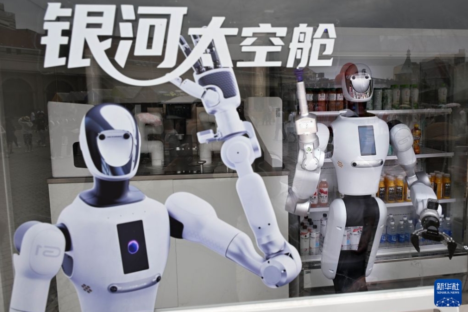 ビール祭りを盛り上げる「エンボディドAI」　山東省青島