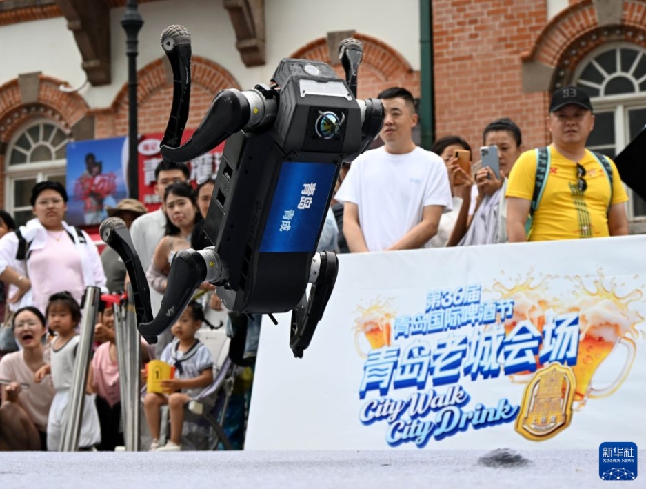 ビール祭りを盛り上げる「エンボディドAI」　山東省青島