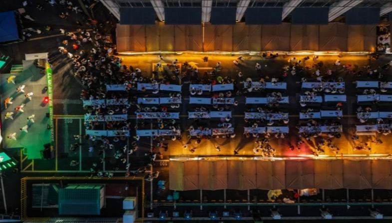 ナイトタイムエコノミーを活性化させる特色ある「夏のビール祭り」　浙江省建徳                    浙江省杭州市管轄下の建徳市の更楼街道（エリア）にある新農都農産品卸売市場では24日、地元の夏のナイトタイムエコノミーの特色あるイベントである「夏の新安江青島ビール祭り」が開幕した。詳細>