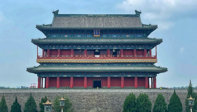 北京の正陽門の城楼が6年ぶりに一般公開                    北京市の中心を南北に貫く北京中軸線が世界文化遺産に登録されて2周年を迎えた7月27日、修繕と保護の工事が完了した正陽門の城楼が6年ぶりに一般公開された。詳細>