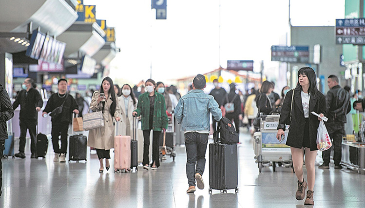 夏休みシーズンの前半、中国の人気国内旅行先トップ3は北京、成都、上海                    中国の航空便の運航情報をまとめたアプリ「航旅縦横」のビッグデータによると、7月の中国の人気国内旅行先トップ10のトップは北京だった。以下、上から順に成都、上海、広州、深セン、昆明、重慶、西安、杭州、烏魯木斉（ウルムチ）と続いた。詳細>