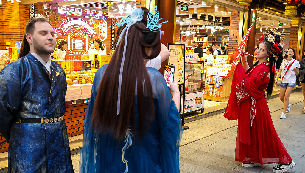 「China Chic」が外国人消費者に人気なのはなぜ？                    インバウンド市場が力強く成長するにつれ、無形文化遺産の手工芸、中国風の衣服・装飾品を媒体とする「国潮」（中国の伝統要素を取り入れたおしゃれな国産品のトレンド）のクリエイティブグッズと没入型文化体験が急速に人気を集めるようになった。詳細>