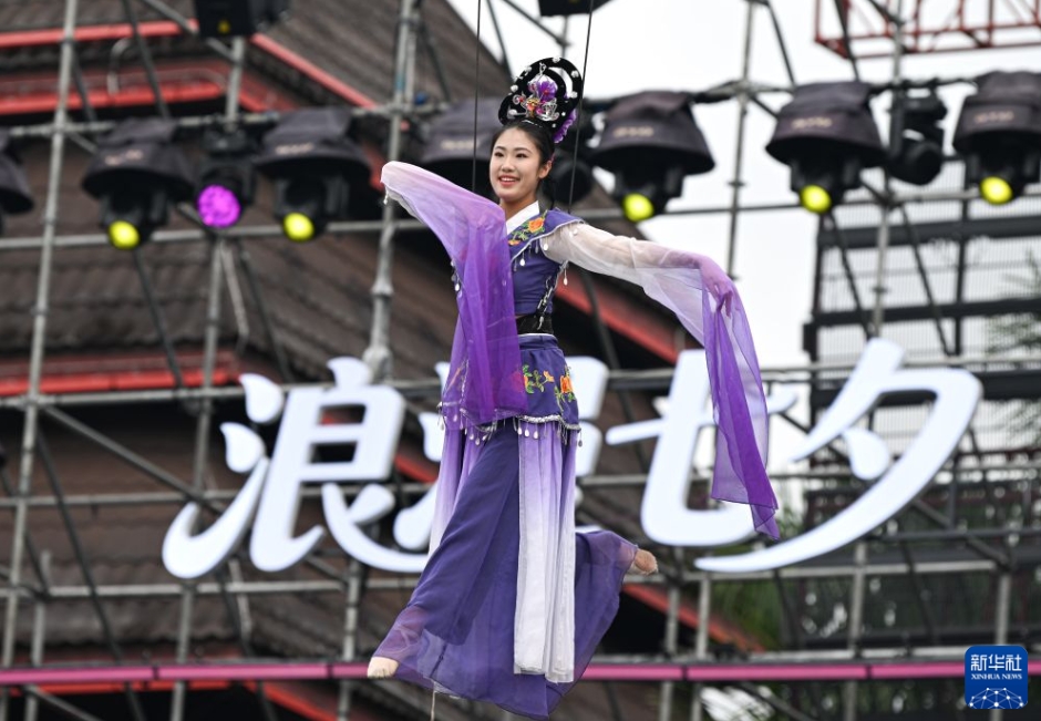 旧暦の七夕に水を掛け合って幸福を祈願　海南省保亭