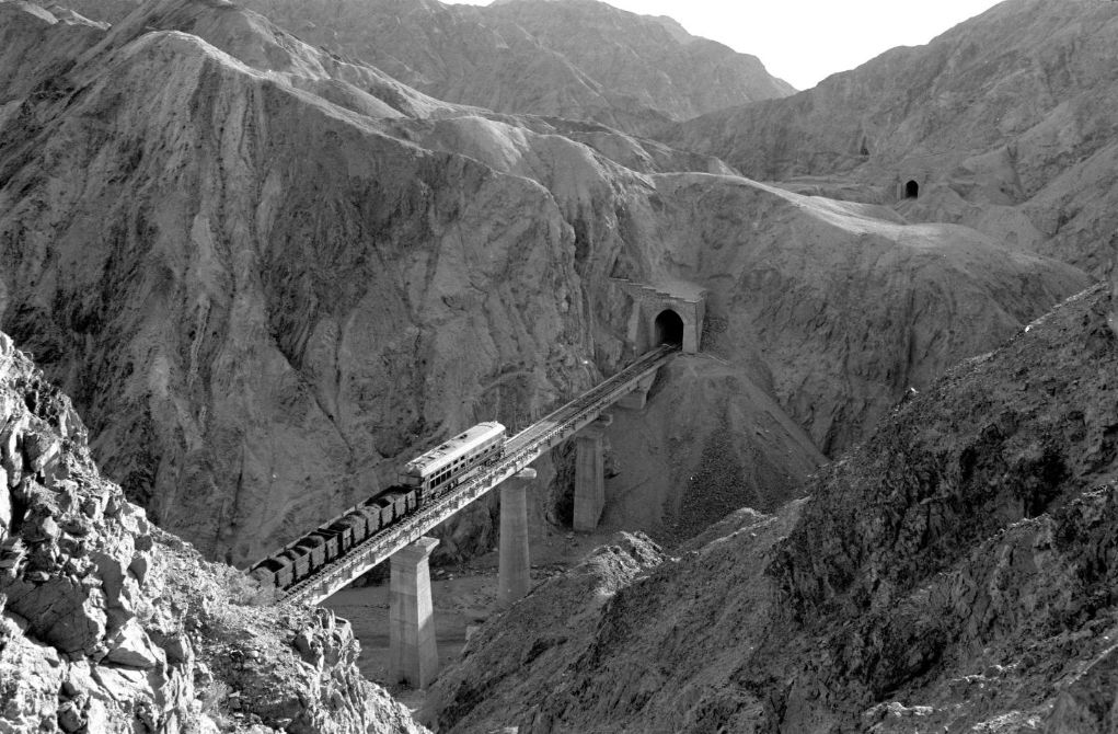 青蔵鉄道第1期工事の西寧―格爾木区間にある泉吉峡トンネル群。7つのトンネルからなり、橋とトンネルが連なる様子（1970年代に撮影・樊如鈞）。