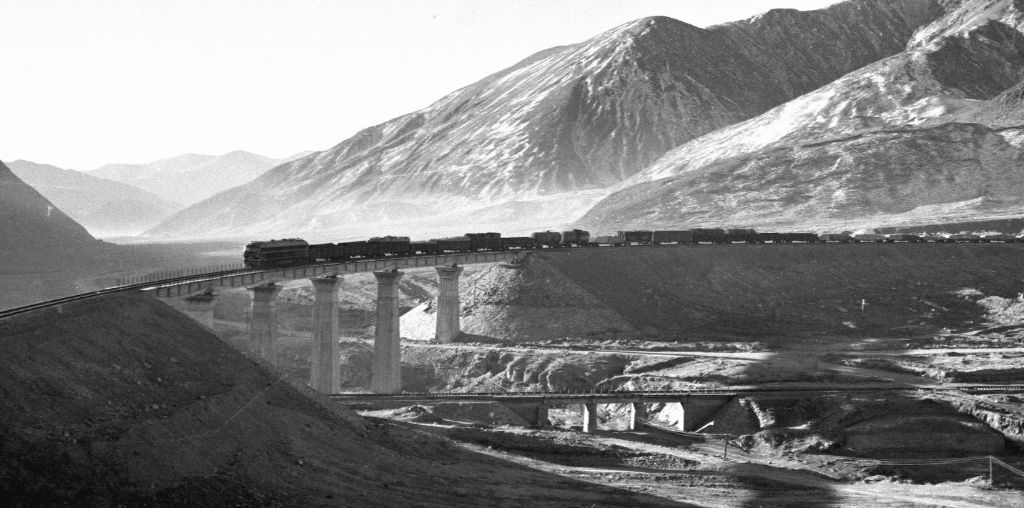 標高3700メートルの青蔵鉄道・青海湖北岸地域を走る列車（1979年に撮影・樊如鈞）。