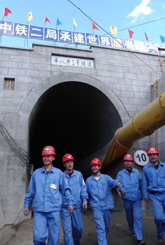 2003年10月12日、羊八井1号トンネルから出てきた建設作業員たち。同日、羊八井1号トンネルが無事貫通。同トンネルは全長3345メートル、拉薩から90キロ離れた羊八井に位置し、標高4264メートル。青蔵鉄道で最も長いトンネルで、最後に貫通したトンネル（撮影・覚果）。