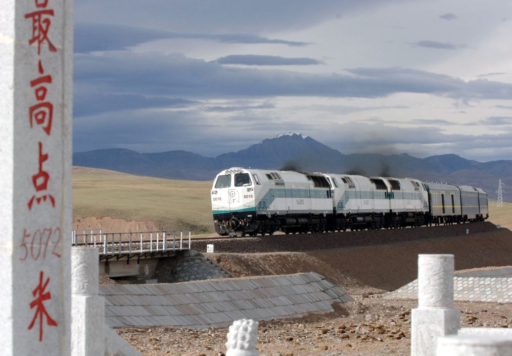 2006年7月1日、格爾木発の列車「青1」号が、標高5072メートルにある世界の鉄道最高地点、唐古拉山口を通過する様子（撮影・格桑達瓦）。