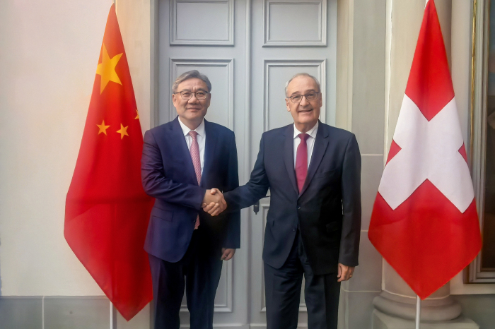 スイスのパルムラン大統領(右)と中国商務部の王文涛部長(左)。