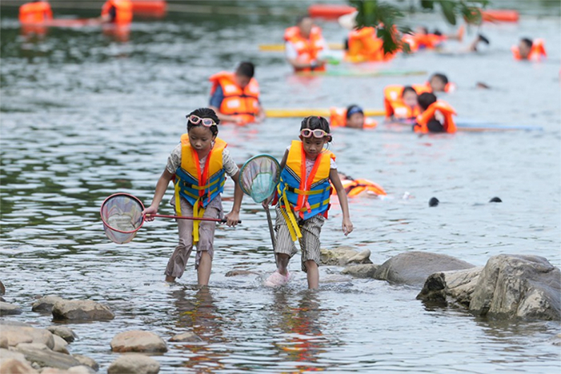 安吉県孝源街道(エリア)を流れる川で魚捕りを楽しむ子供たち(2026年8月6日撮影・黄宗治)。