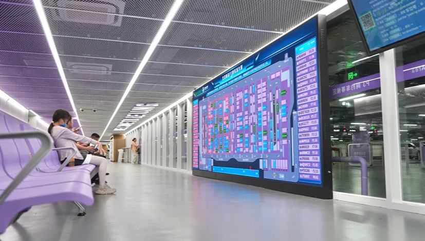 北京南駅地下駐車場がリニューアル！未来の駅にタイムスリップしたみたい？                    北京南駅の地下駐車場に最近、大型スマートディスプレイが設置されている。ディスプレイには、ピンクやブルー、グリーンといった色で示されたオンライン配車の車両の位置などが、リアルタイムで更新されるほか、QRコードをスキャンすると車両の停車位置までナビゲーションしてくれる。詳細>