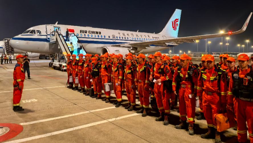 先進的な設備を携え、経験豊富な救助隊員111人がチャーター機で西蔵の被災地へ                    西蔵自治区日喀則（シガツェ）市吉隆（キドン）県で8月26日、土石流が発生。これを受け、27日午前6時2分に、四川省の成都双流国際空港から、救助隊員111人を乗せたチャーター機が日喀則定日空港へ向かって飛び立った。詳細>