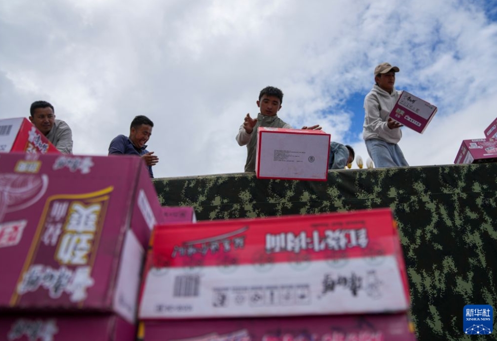 支援物資が吉隆鎮に続々と到着　西蔵自治区