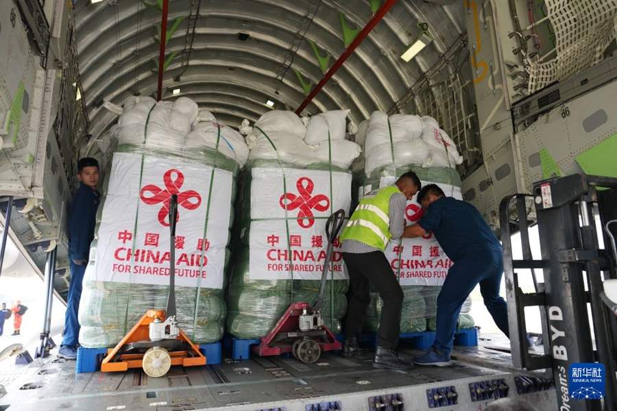 中国からの救援物資がネパールに到着
