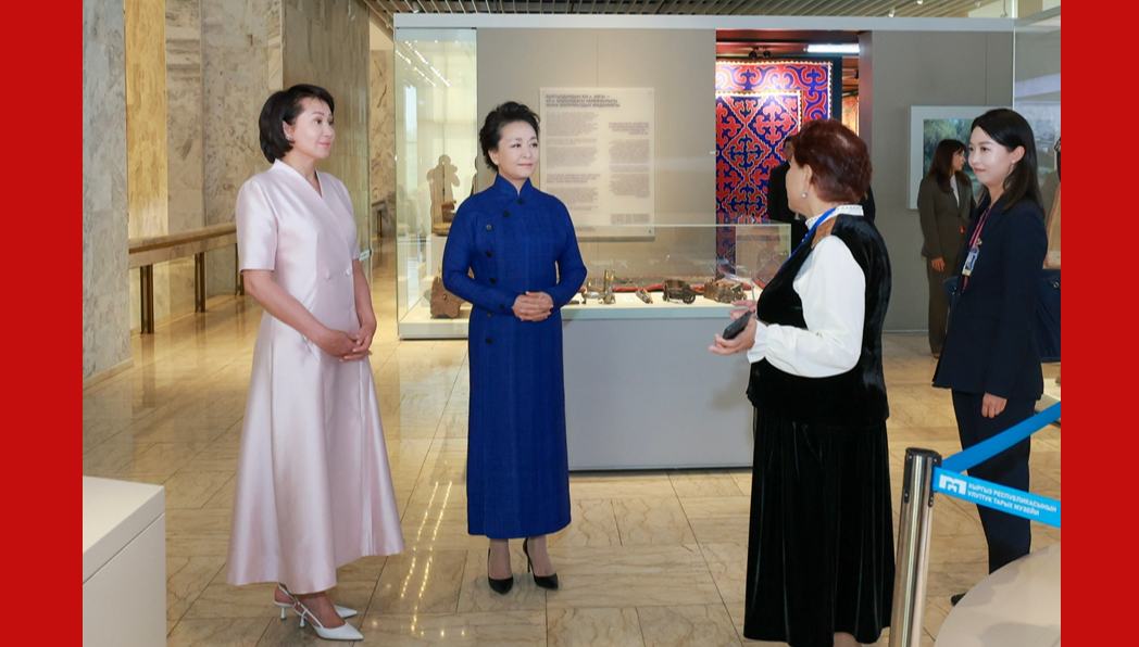 中国とキルギスの首脳夫人がキルギス共和国国家歴史博物館を見学                    習近平国家主席の彭麗媛夫人はキルギス・ビシュケクで現地時間8月31日午前、同国のジャパロフ大統領のアイグル・ジャパロヴァ夫人と共にキルギス共和国国家歴史博物館を見学した。詳細>