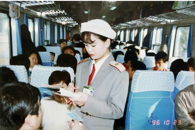 京九線懐かしの写真：車内検札をする乗務員。