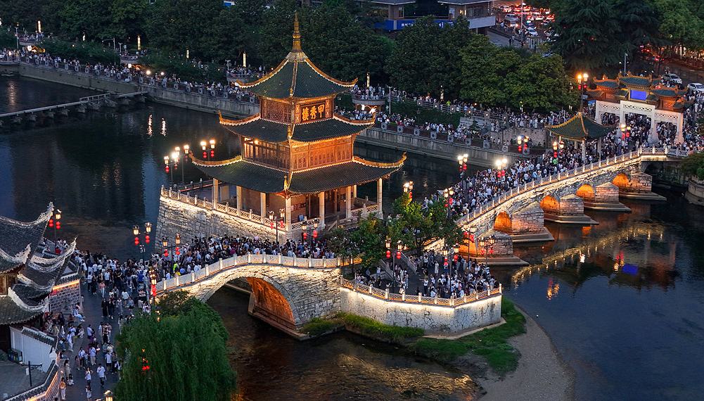 中国における9月のオフピーク旅の主力となる旅行者は50歳以上                    夏休みが終わり、オフピーク旅の好機がまさに到来しようとしている。旅行サイト・途牛旅遊網が3日に発表した報告によると、9月に入り、50歳以上の男女の間で、「旅行の意欲」が目に見えて高まっており、9月のオフピーク旅市場の主力となっている詳細>
